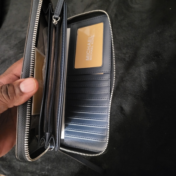 Clutch - Picture 3 of 3